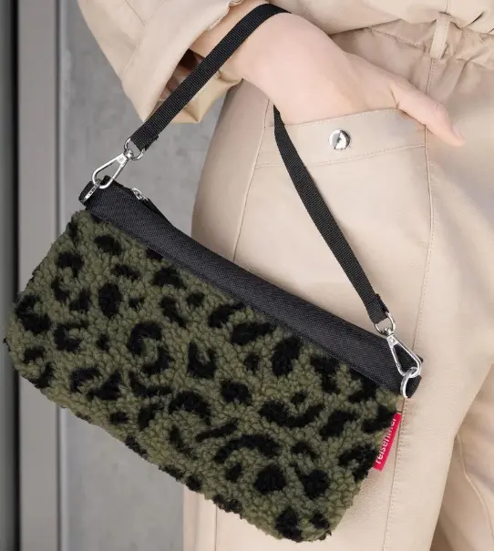 Reisenthel Mini Pouch Teddy leo olive ca. 15x1x26 cm