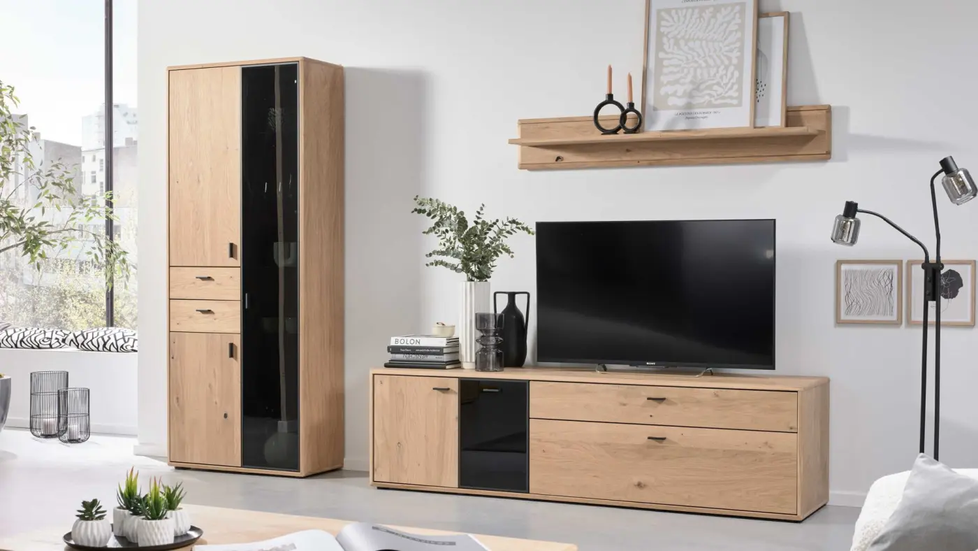 Interliving 2024, Wohnwand VZ 20, Eiche furniert, Akzent: Schwarzglas ca.299x208x50 cm