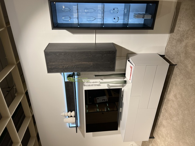 Interliving Wohnwand 2107 in Eiche Flamed Wood NB Quarzgrau mit TV-Element und Vitrine, ohne Dekoration.