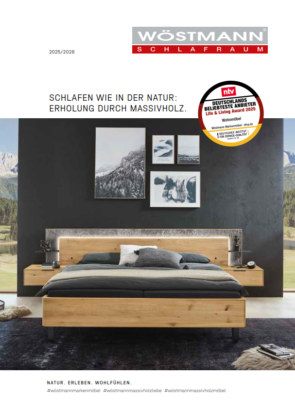 Wöstmann Schlafraum Katalog 2025/2026 Schlafzimmer mit einem massiven Holzbett, dekoriert mit Naturbildern an der Wand.