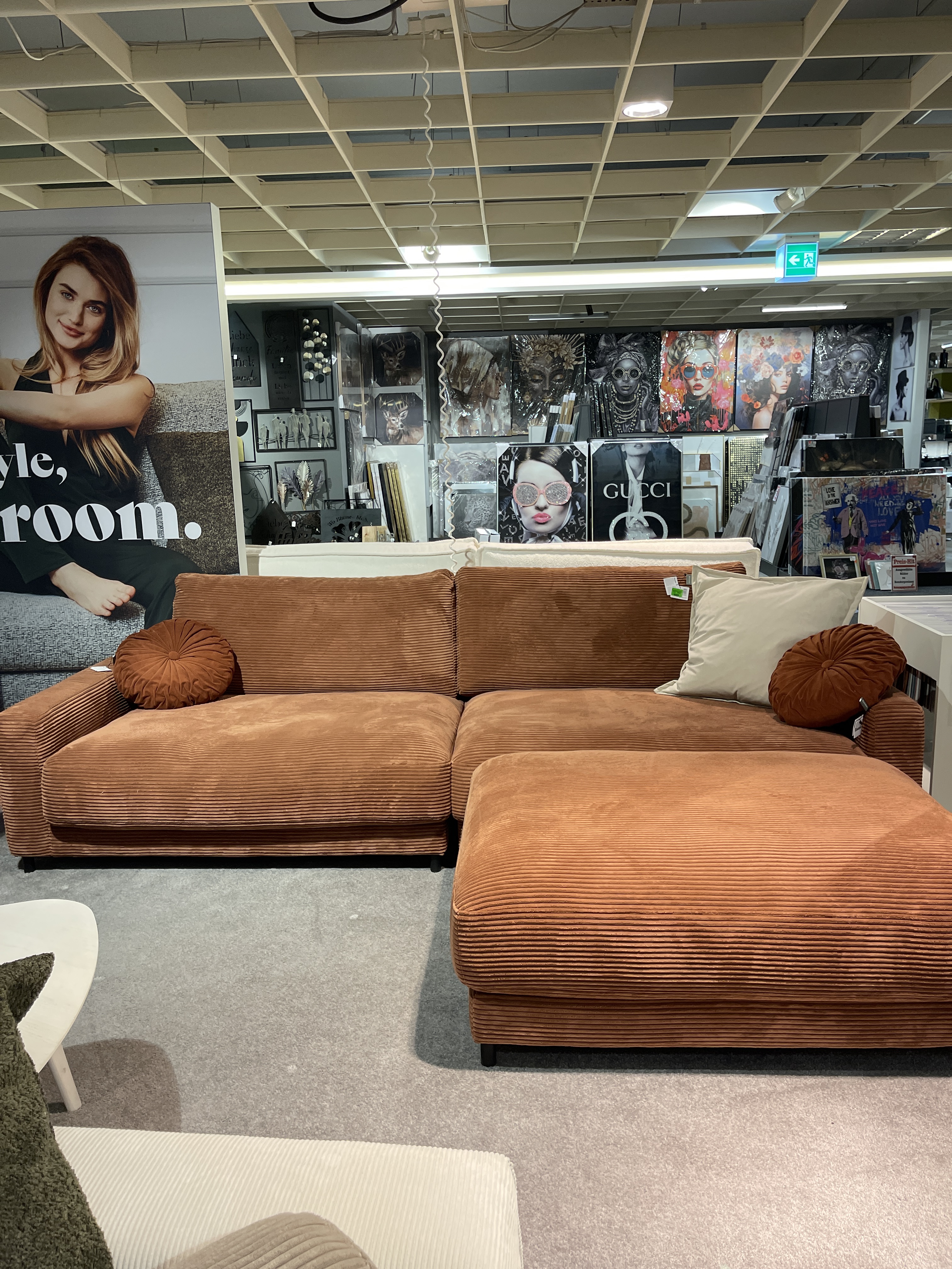 Roomio Garnitur 4103 in Cord rusty mit Hocker, ausgestellt ohne Dekoelemente oder Kissen.