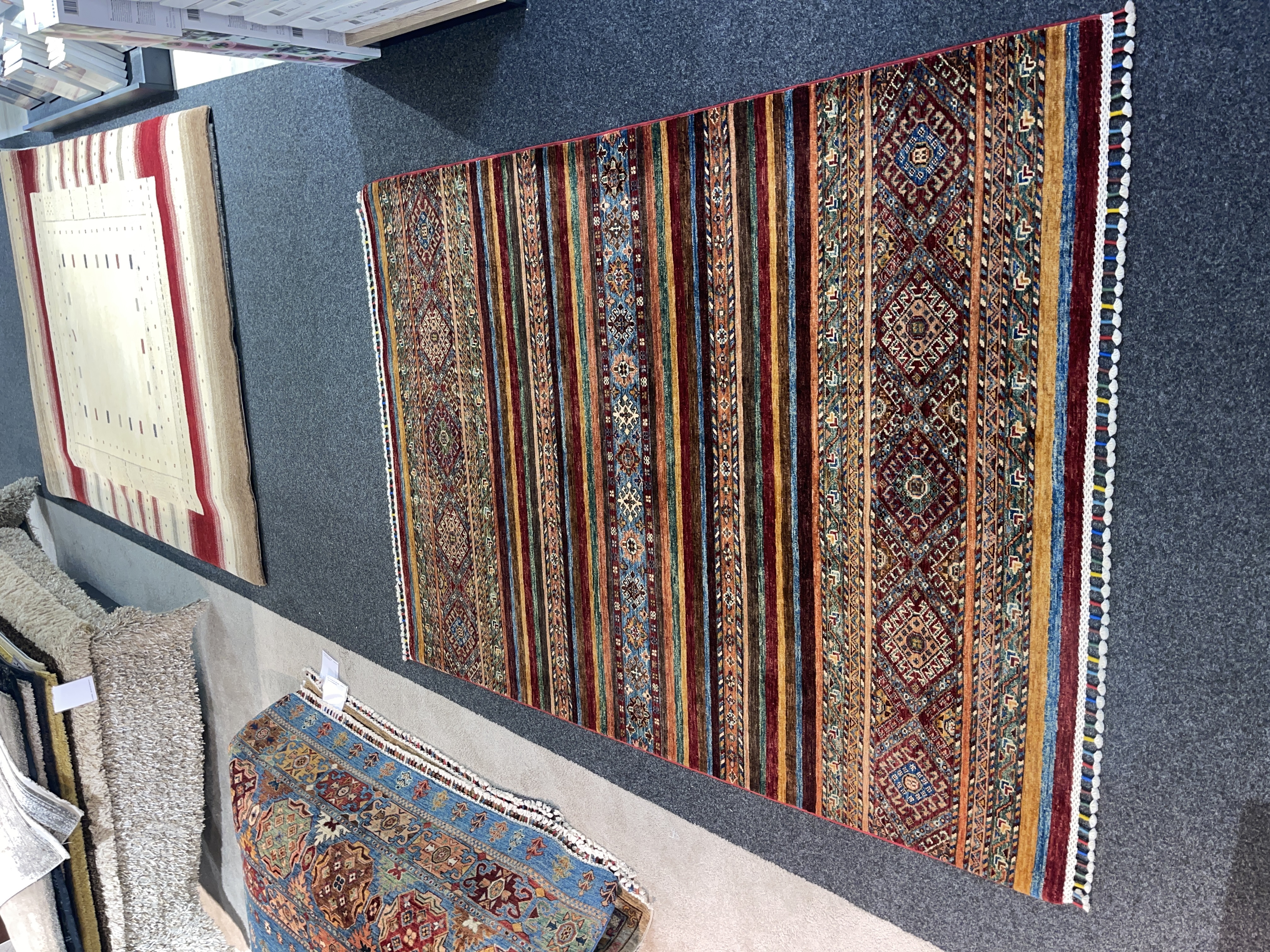Gila Teppich Samarkand in Rot und Multicolor, ca. 200x148 cm, mit geometrischen Mustern und Fransen.