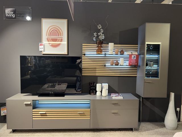 Interliving Wohnwand 2109 in Nougat mit TV-Element, Regalen und Vitrine, ohne Dekoration.