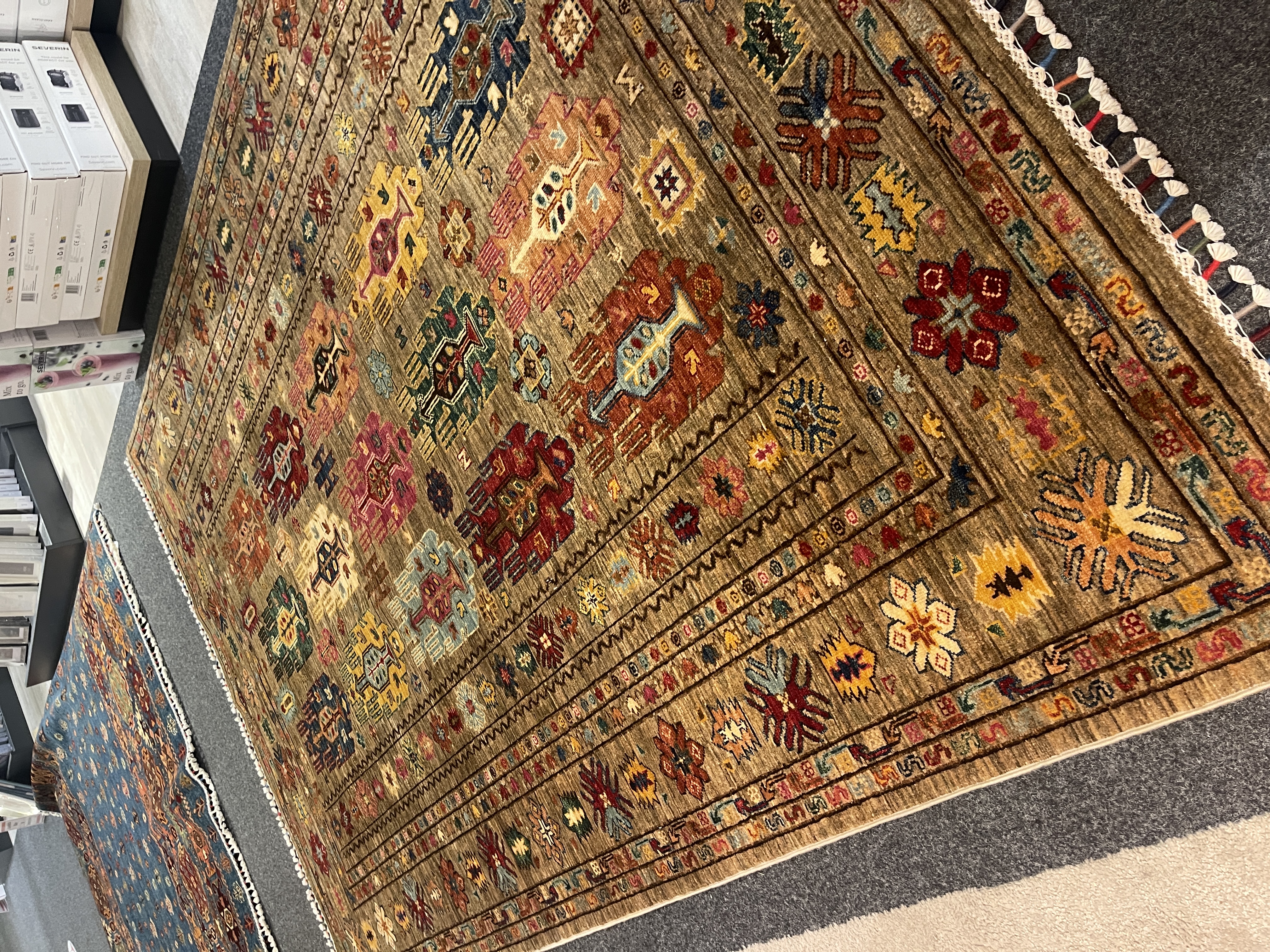 Gila Teppich Uzbek in grau, ca. 251x176 cm, aus Ausstellungsstück, mit bunten Mustern und Fransen.