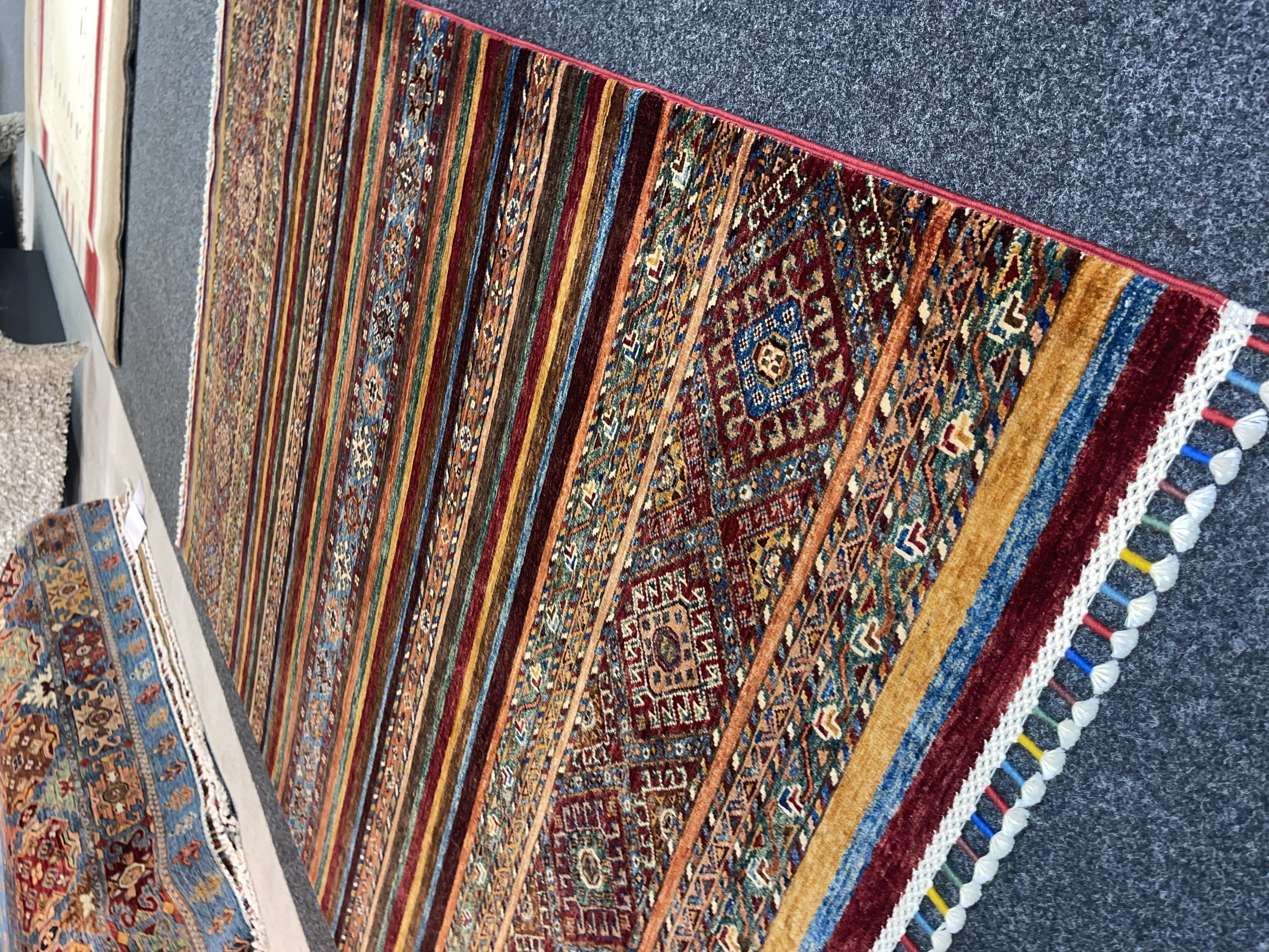 Gila Teppich Samarkand in Rot und Multicolor, ca. 200x148 cm, mit bunten Mustern und Fransen.