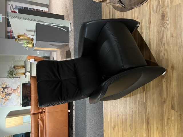 Trapezsofa mit zwei schwarzen Cumuly-Sesseln aus Leder und Ablage, Ausstellungsstück.