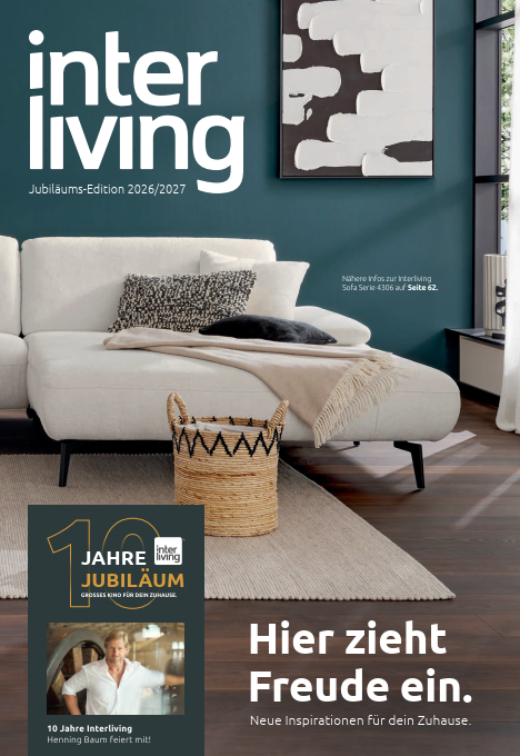 Moderne Wohnlandschaft in neutralen Farben, dekoriert mit einem Korb und einer Jubiläumsankündigung.