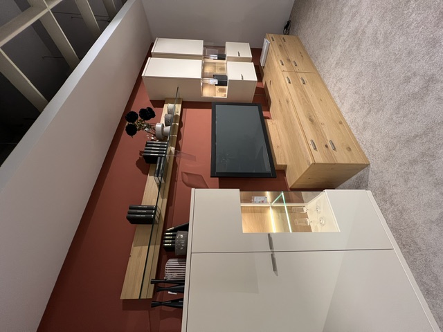 RMW Wohnwand Vienna Twist in Crema und Edelstahl, bestehend aus TV-Element und Regalen, ohne Dekoration.
