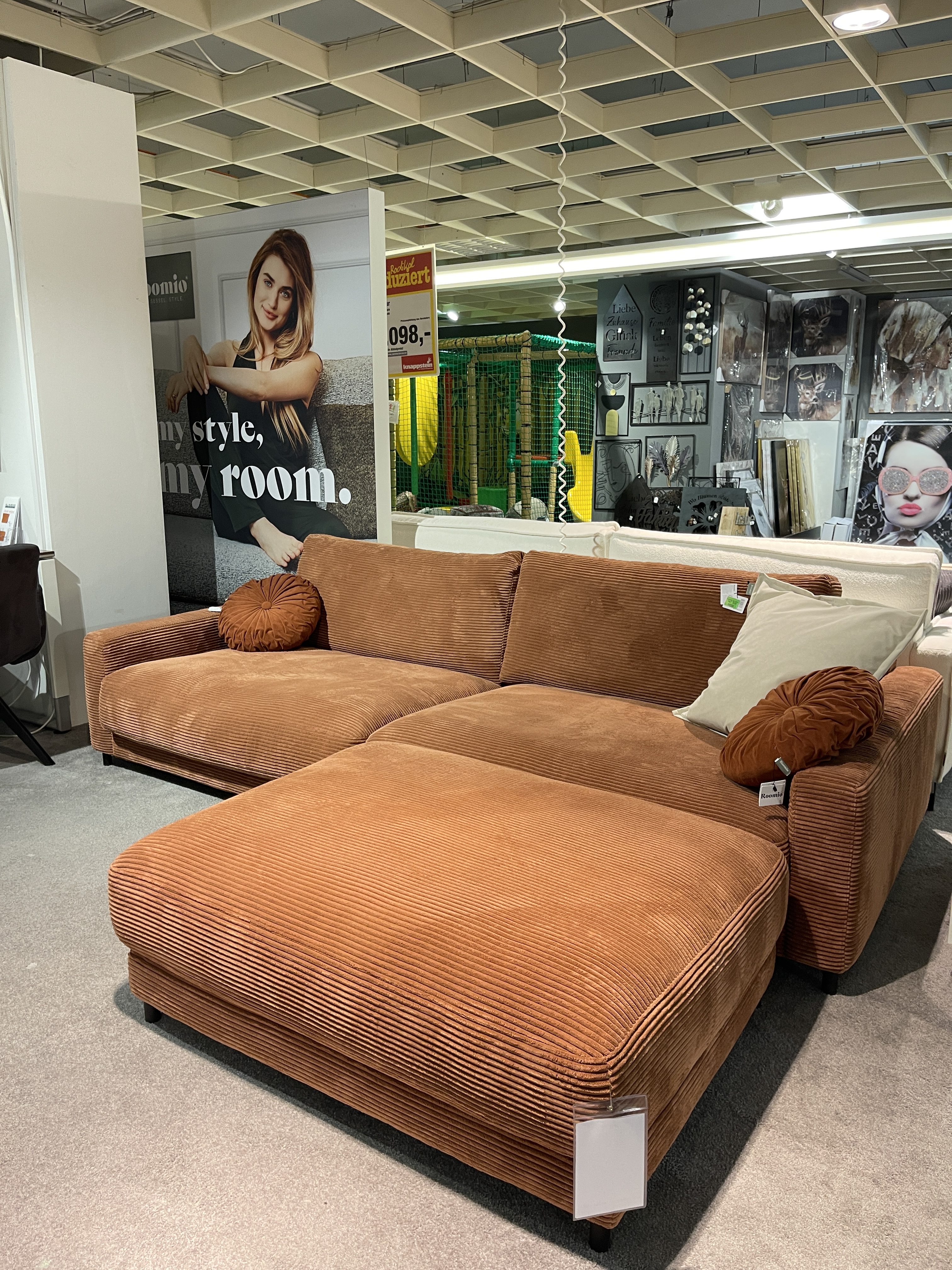 Roomio Garnitur 4103 in Cord rusty mit Hocker, ausgestellt ohne Dekoration.