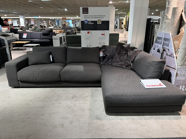 Candy Garnitur in L-Form, Farbe Picasso Black, ohne Dekoelemente und Kissen, im Möbelgeschäft ausgestellt.