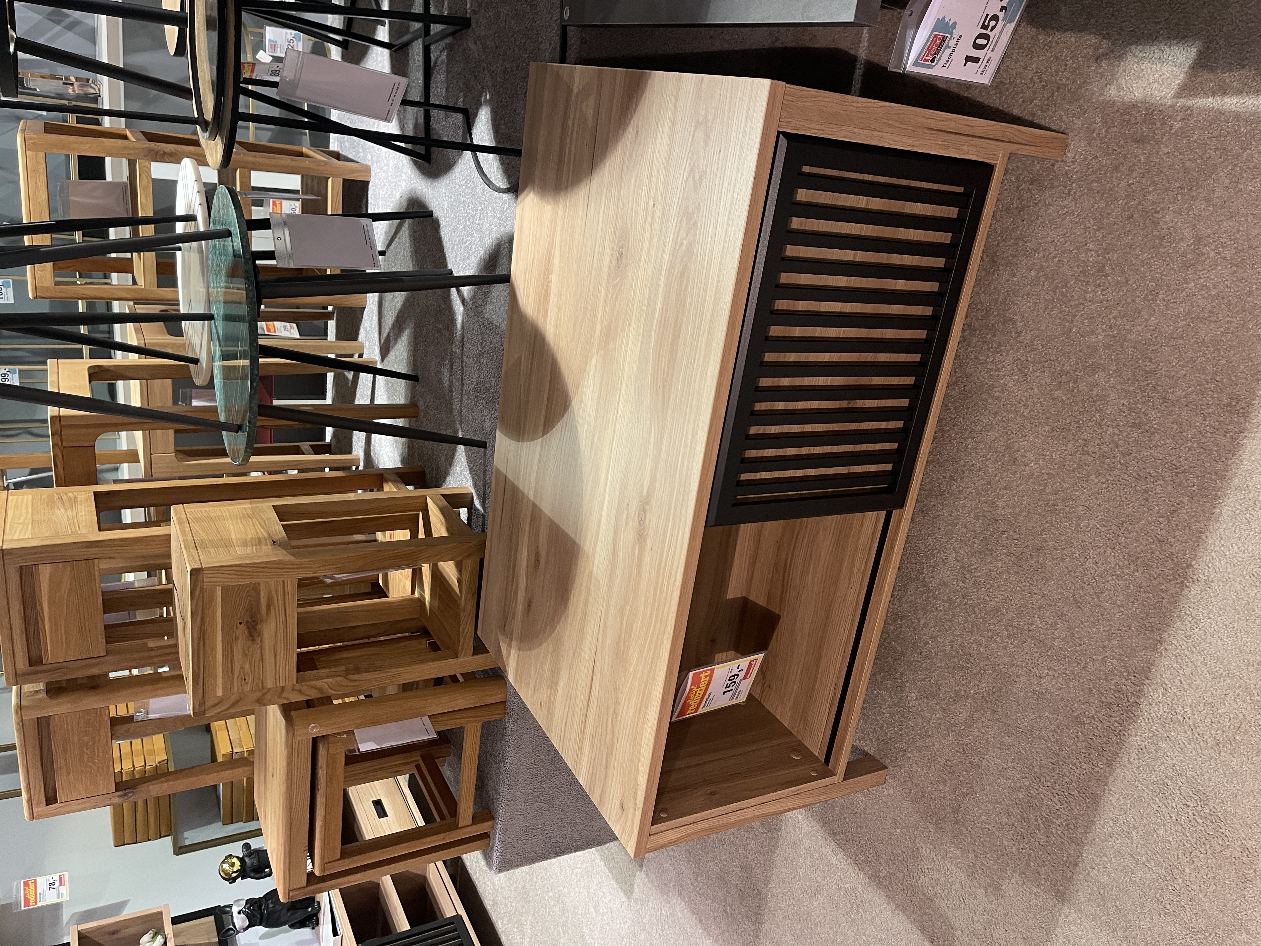 Couchtisch Jytana aus Eiche mit schwarzem Element, 106 cm breit, Ausstellungsstück ohne Dekoration.