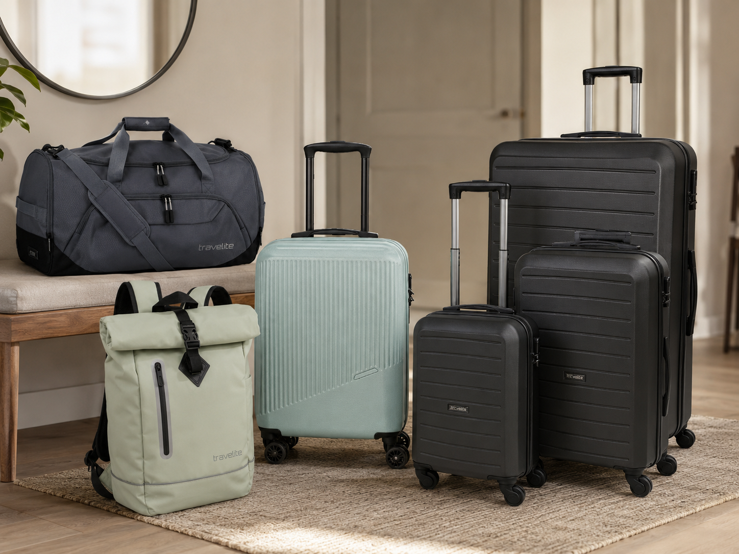 Verschiedene Reisetaschen und Koffer in einem modernen Raum, einschließlich einer Sporttasche, eines Rucksacks und Hartsc...