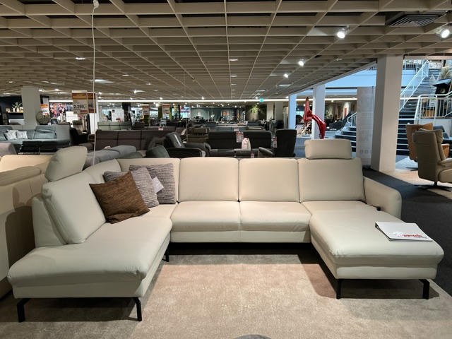 Polinova Garnitur PN-EM24097 aus Leder in Silber, L-förmige Couch mit einem Kissen und ohne Dekoration.