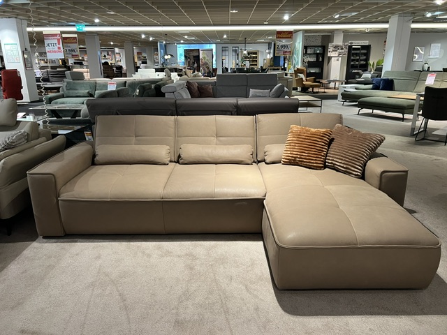 Polinova Garnitur VS-PN1210 Stone in Beige mit L-förmiger Couch und zwei Kissen, ohne Dekoration.