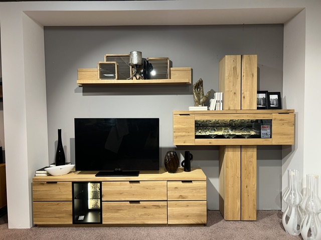 Wohnwand Donna aus Wildeiche Bianco, mit TV-Element, Regalen und Vitrine, ohne Dekoelemente.