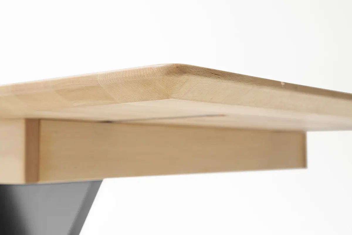 MCA Tisch mit Säule Kernbuche ca.140x77x90 cm