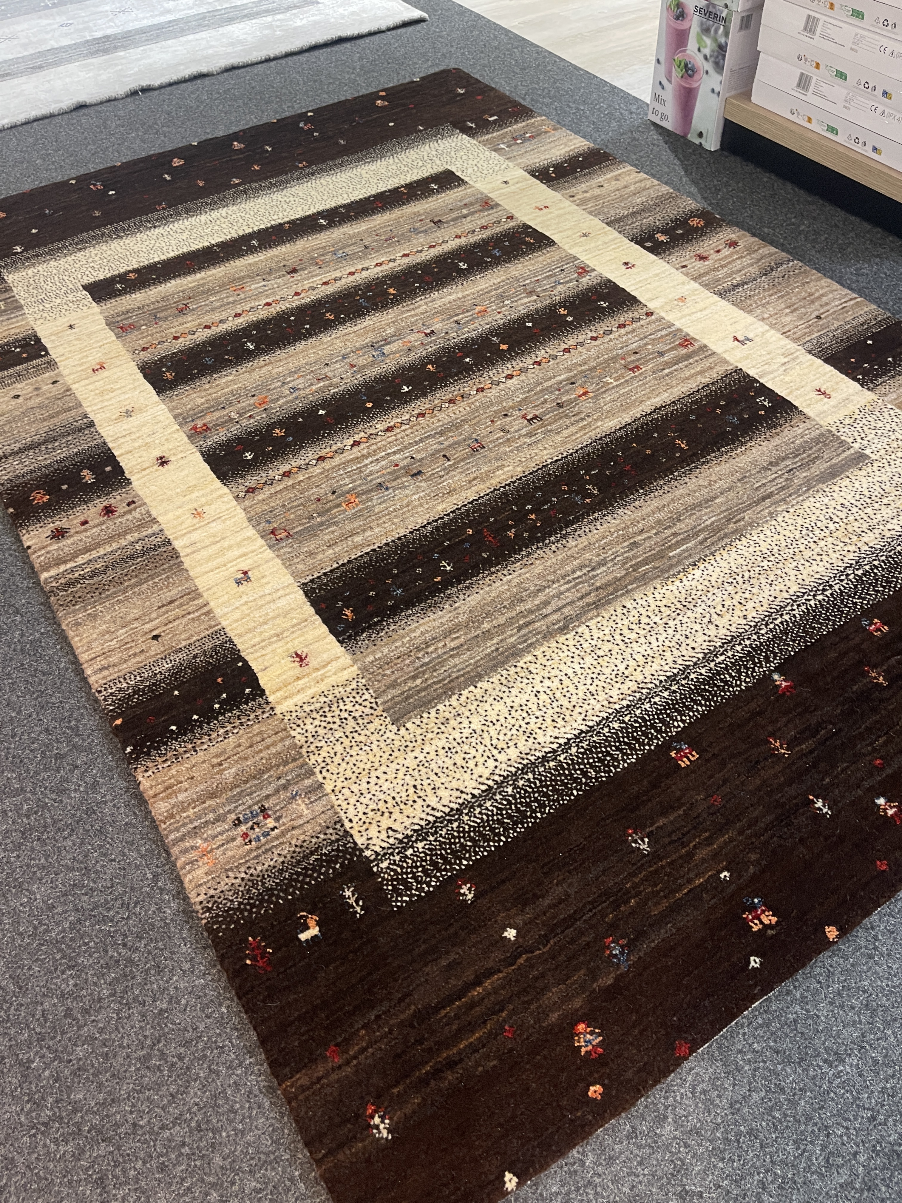 Gila Teppich Loribaft-Alborz, ca. 204x140 cm, braun mit Streifen und bunten Akzenten.
