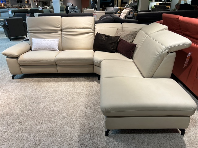 Sandfarbene Steinpol Garnitur Senturo System mit L-förmiger Couch und ohne Dekoelemente.