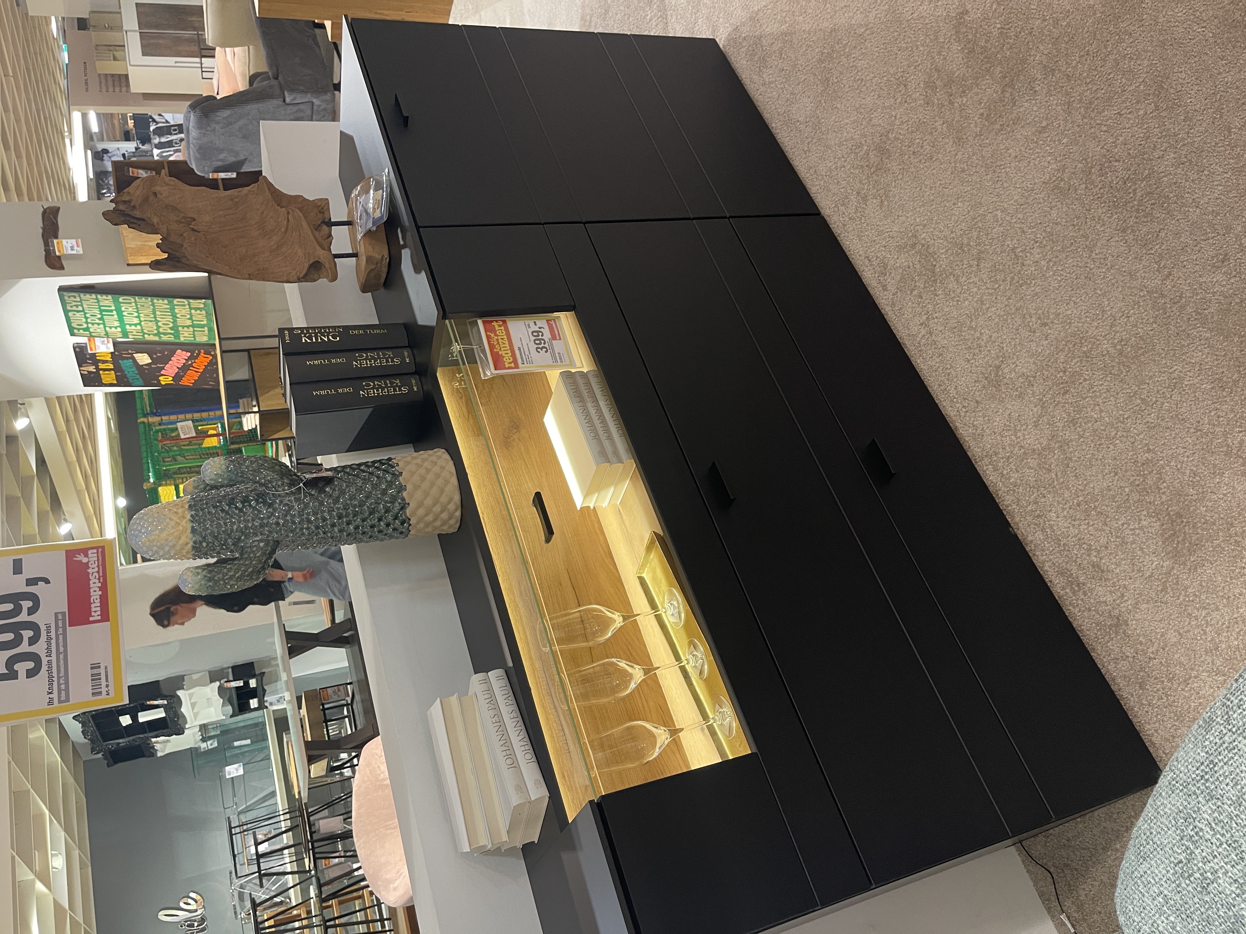 Schwarzes mattes Sideboard "Jacky" mit Glasablage und integrierter Beleuchtung.