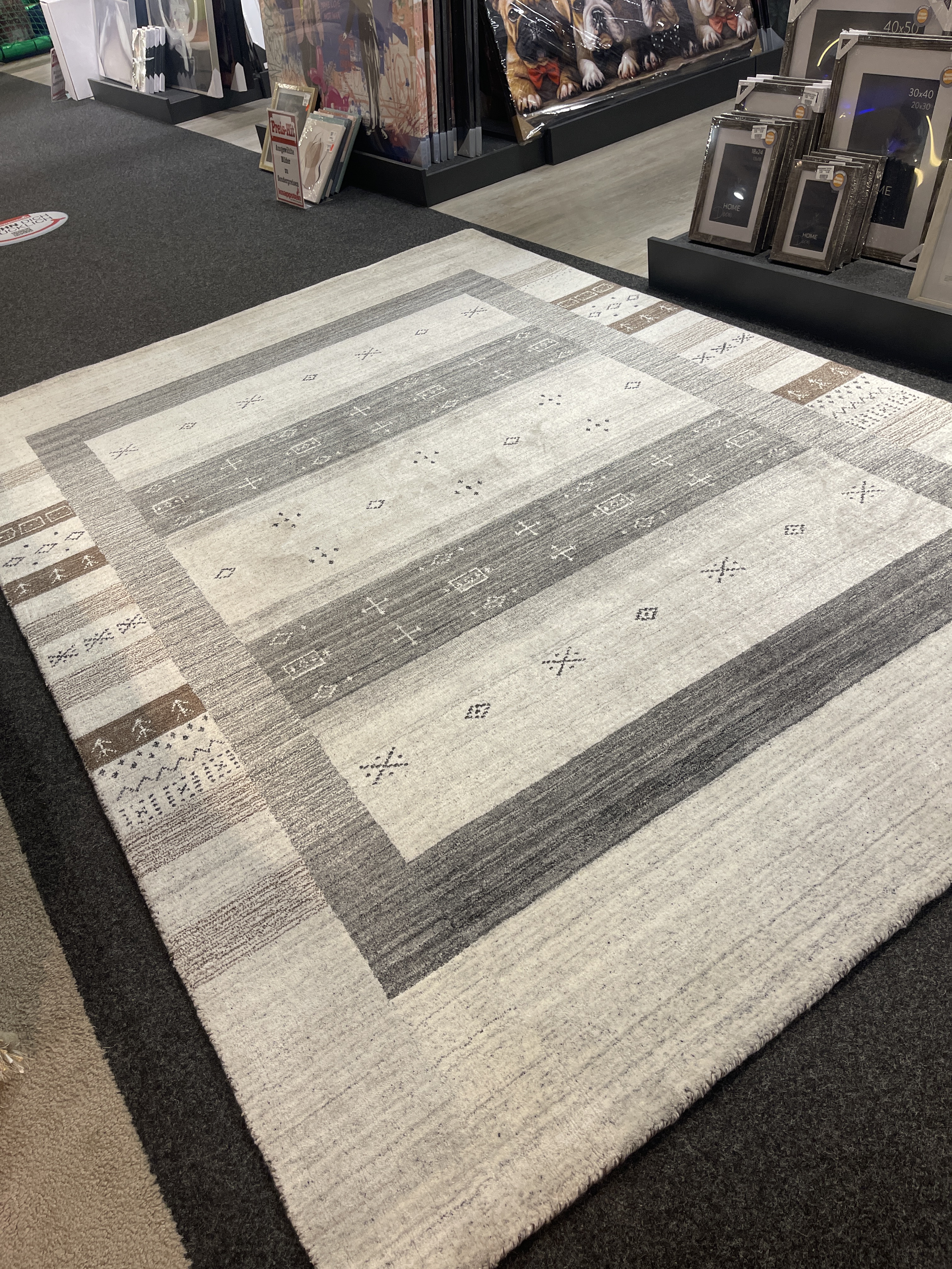 Gila Teppich Loriloom-Royal in neutralen Farben mit geometrischen Mustern und strukturiertem Design.