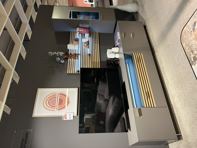 Interliving Wohnwand 2109 in Nougat mit TV-Möbel, Regalelementen und Beleuchtung. Ausstellungsstück ohne Dekoration.