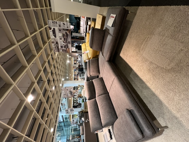 Garnitur Pacifica in Anthrazit, modernes Design, ohne Dekoelemente und Kissen, im Möbelgeschäft ausgestellt.