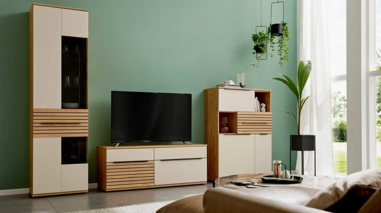 Stralsunder Interliving 2032, Wohnwand EB31501, Front sandbeige matt, Korpus: Risseiche Nachbildung, Applikation Lamellenoptik ca.315x215x45 cm