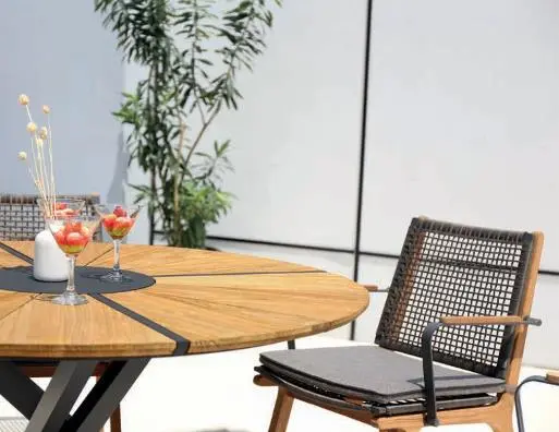 Zebra Oryx Edge Tisch graphit 135cm aus recyceltem Teakholz