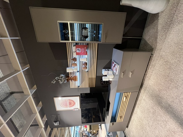 Interliving Wohnwand 2109 in Nougat mit TV-Element und Vitrine, ohne Dekoration.