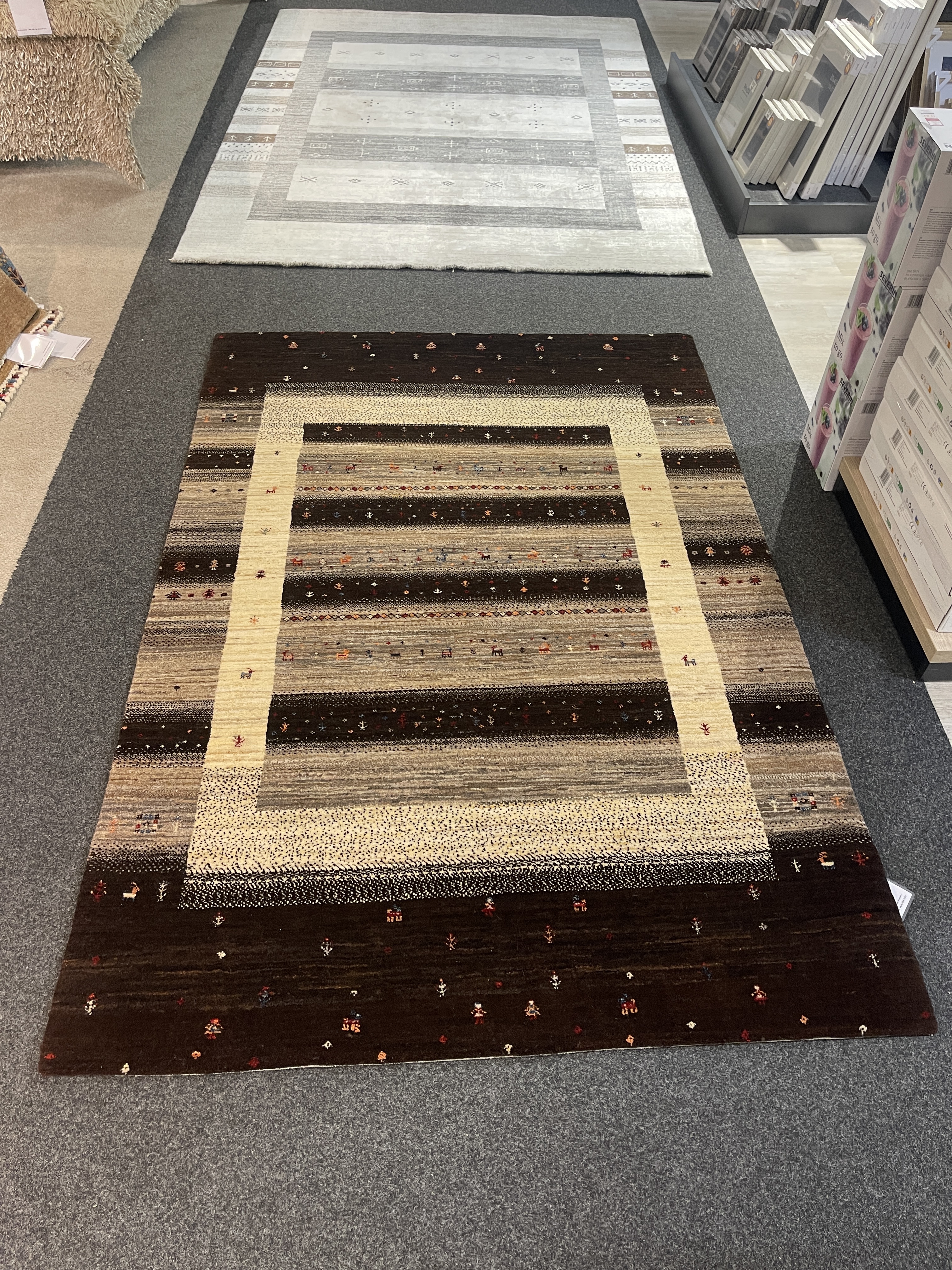 Gila Teppich Loribaft-Alborz, ca. 204x140 cm, braun mit Streifen und dekorativen Mustern.