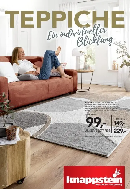 Knappstein Teppiche Frau sitzt entspannt auf einem roten Sofa und betrachtet einen grauen Teppich im Wohnzimmer.