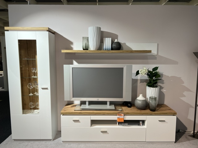 Wohnwand Cali in Weiß und Eiche, bestehend aus TV-Element, Regal und Vitrine, ohne Dekoration.