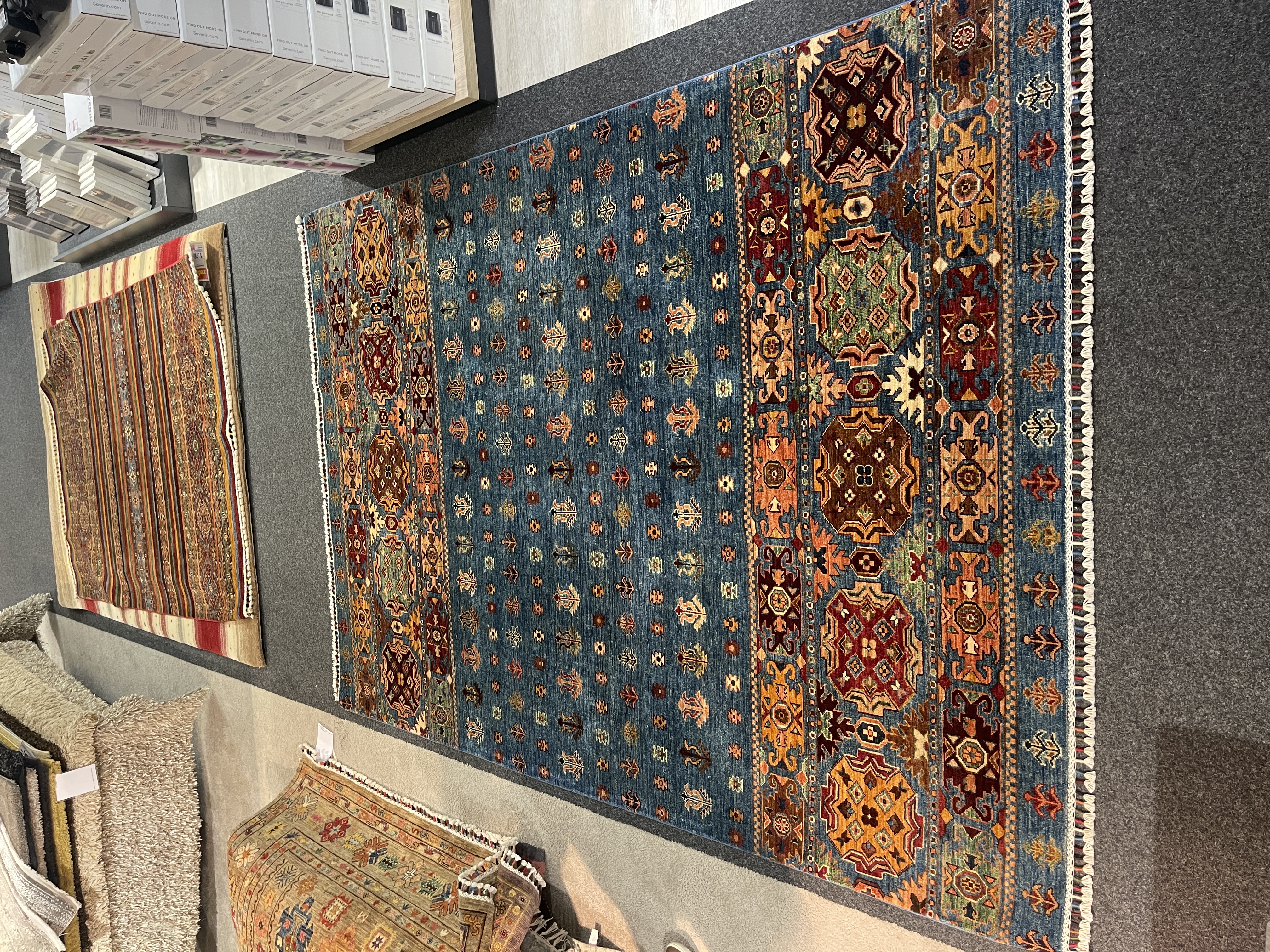 Gila Teppich Khamsehbaft in Blau und Multicolor, ca. 250x176 cm, mit geometrischen Mustern und Fransen.