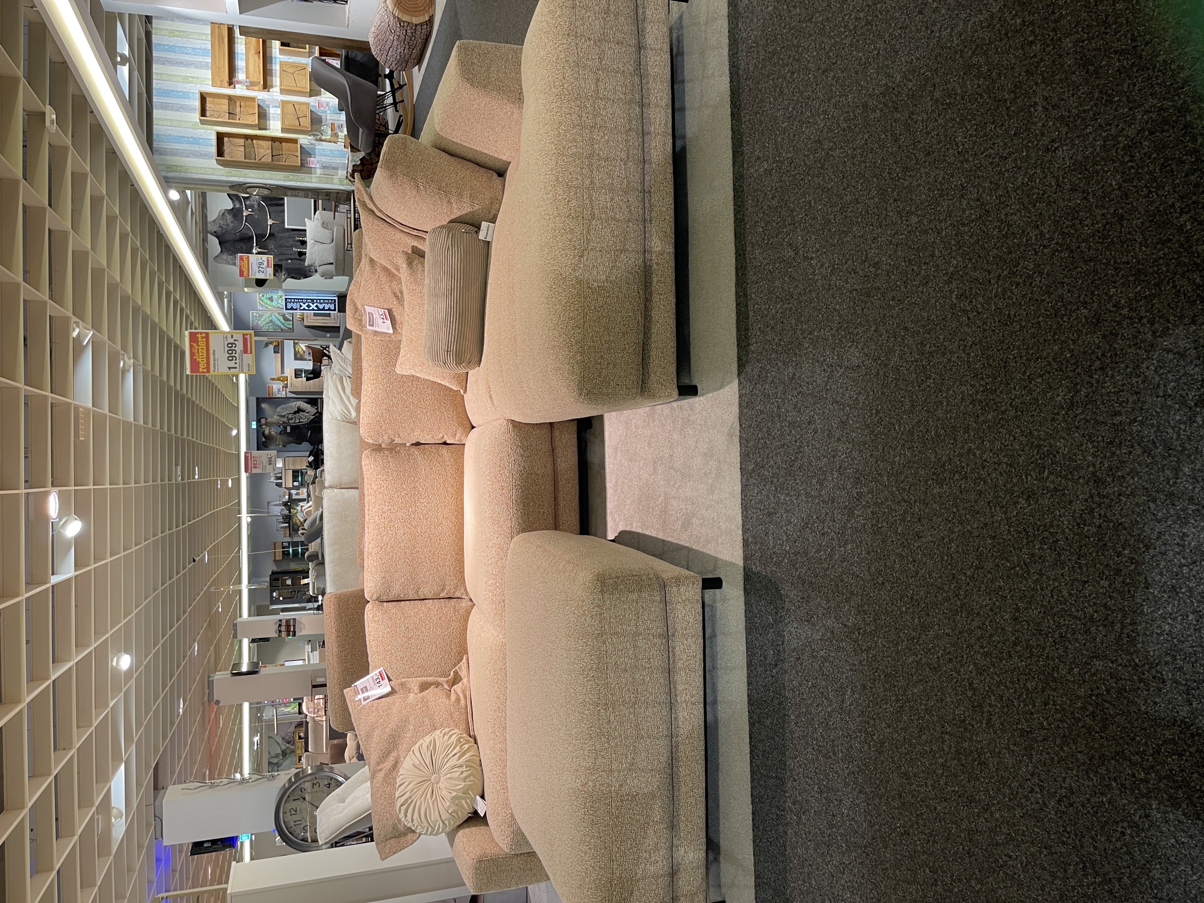 Roomio Garnitur 4103 in Beige mit Hocker, ausgestellt, ohne Dekoelemente oder Kissen.