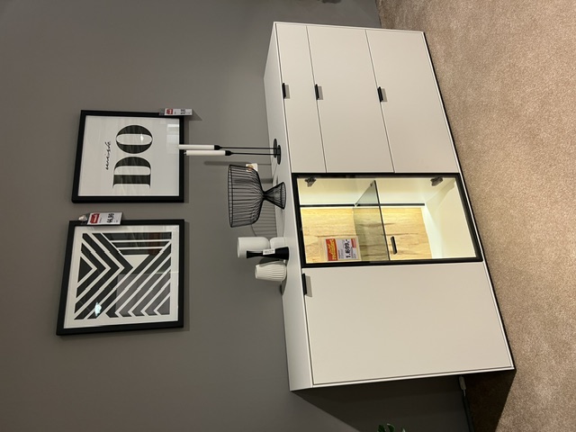 Wöstmann Sideboard in Weiß mit Spaltholz-Element, drei Schubladen und Glastür.