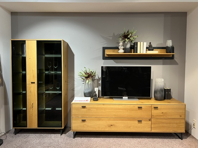 Wohnwand Arezzo aus Wildeiche furniert, bestehend aus TV-Element, Regal und Vitrine, ohne Dekoration.