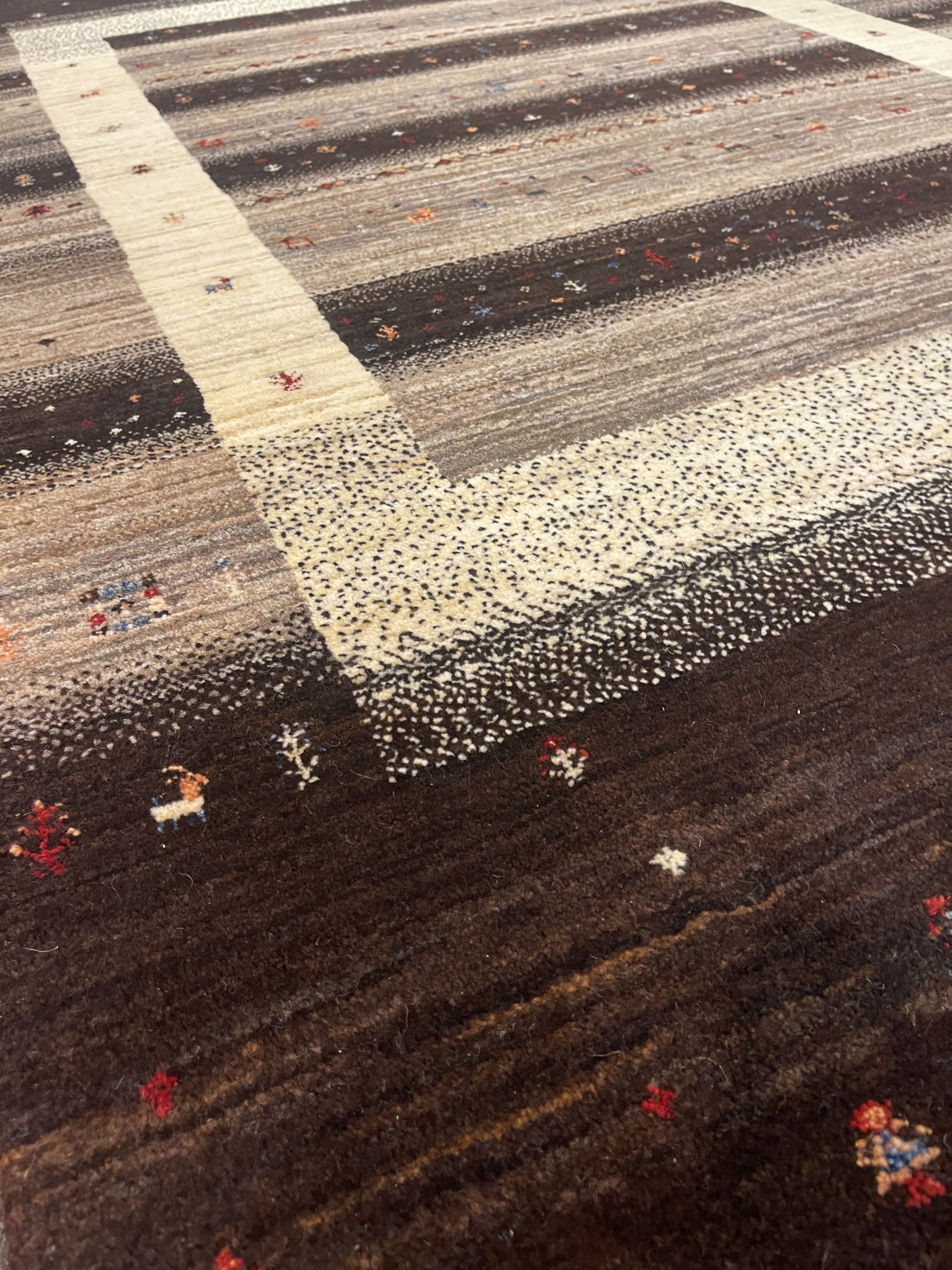 Gila Teppich Loribaft-Alborz, ca. 204x140 cm, braun mit Streifen und bunten Mustern.