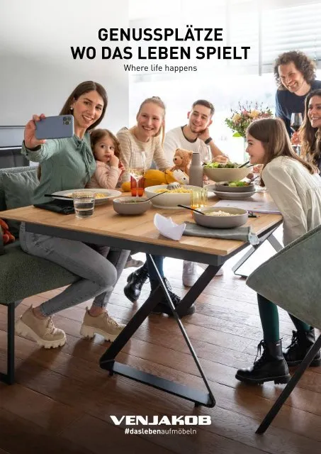 VENJAKOB #daslebenaufmöbeln Familie und Freunde sitzen an einem Esstisch, genießen eine Mahlzeit und lächeln in die Kamera.