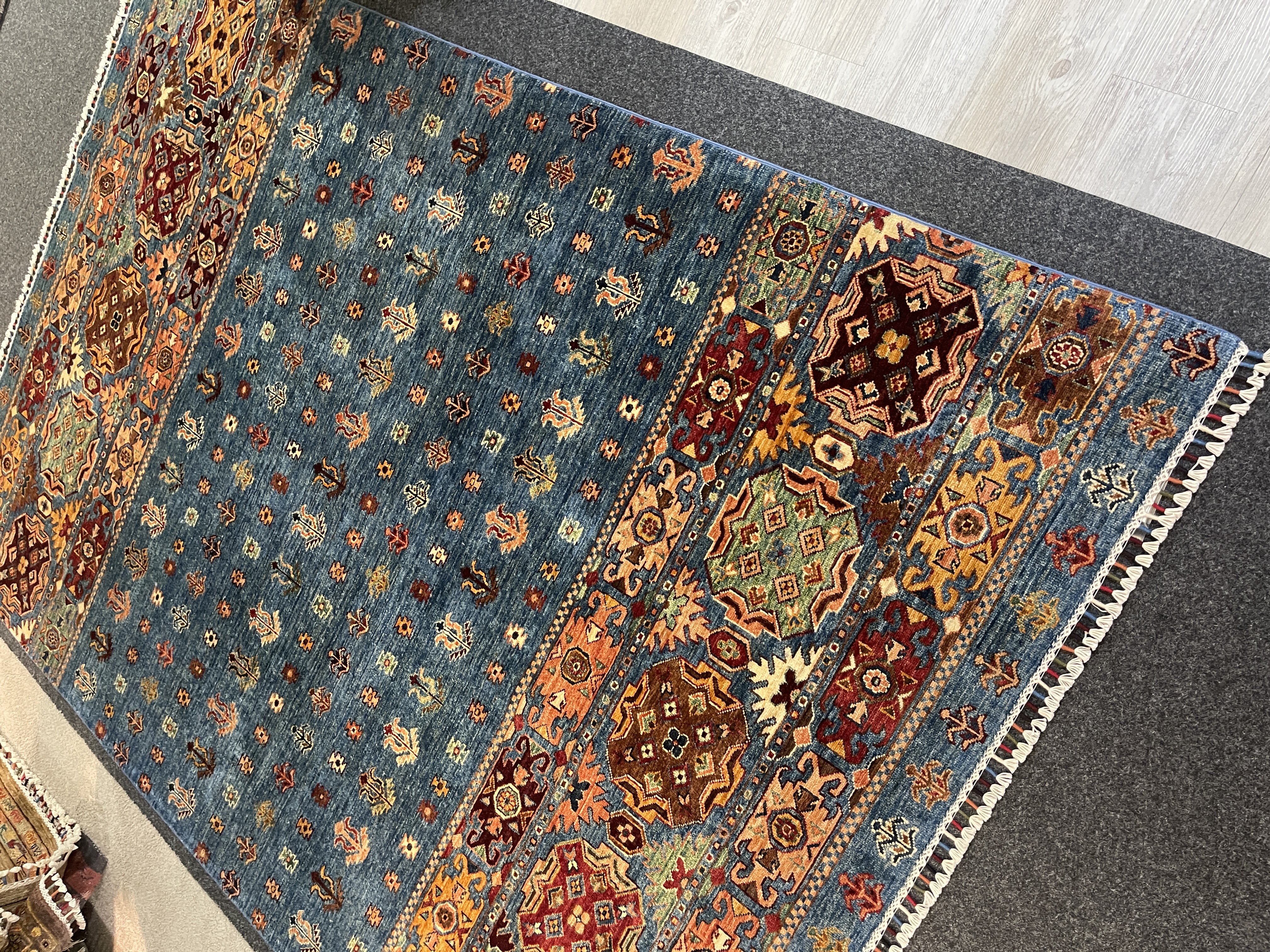 Gila Teppich Khamsehbaft in Blau und Multicolor, ca. 250x176 cm, mit geometrischen Mustern und Fransen.