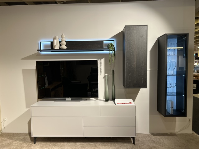 Interliving Wohnwand 2107 in Eiche Flamed Wood NB Quarzgrau mit TV-Element, Vitrine und Wandregal.