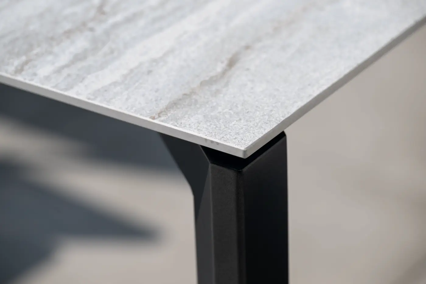 Stern Tisch Dekton Grau, Gestell: Penta alu Antrhazit ca. 220x100 cm