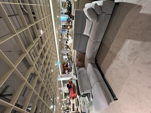 Ecksofa Zehdenick Garnitur MM-ZE1161 in ecru, ausgestellt im Möbelhaus, ohne Dekoration.