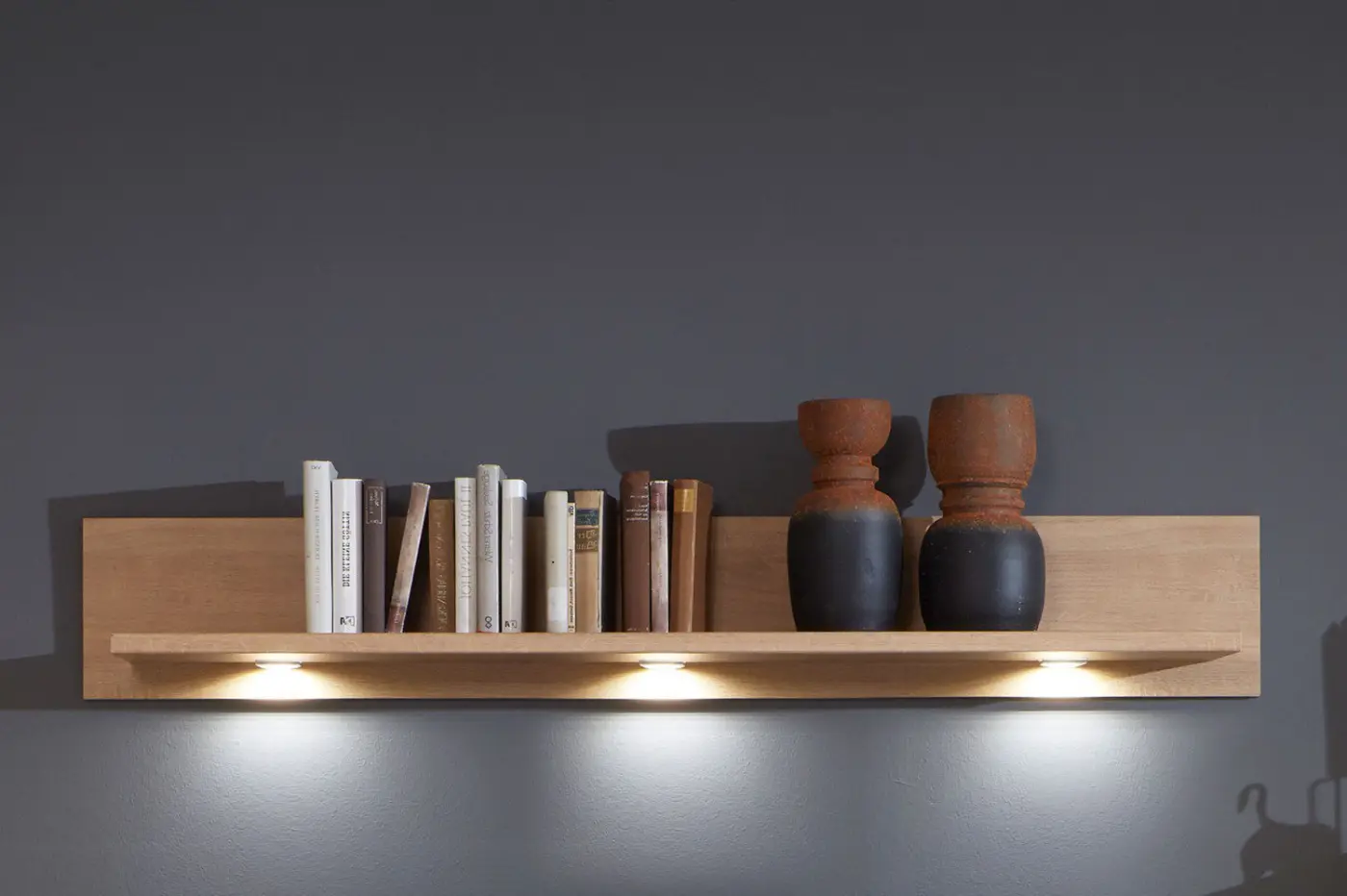 Ideal Möbel Brilon, Vorzug 200, Koprus: Alteiche Melamin, Front: Alteiche Lamella massiv geölt, Absatz: Alu-Rahmen, ca.364x212x56 cm