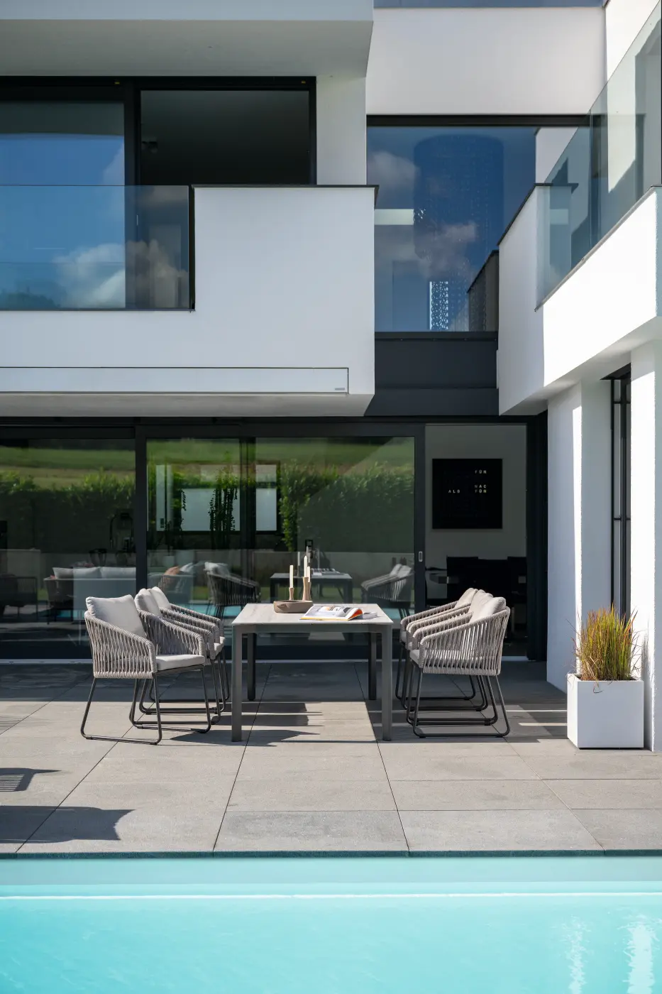 Stern Tisch Dekton Grau, Gestell: Penta alu Antrhazit ca. 220x100 cm