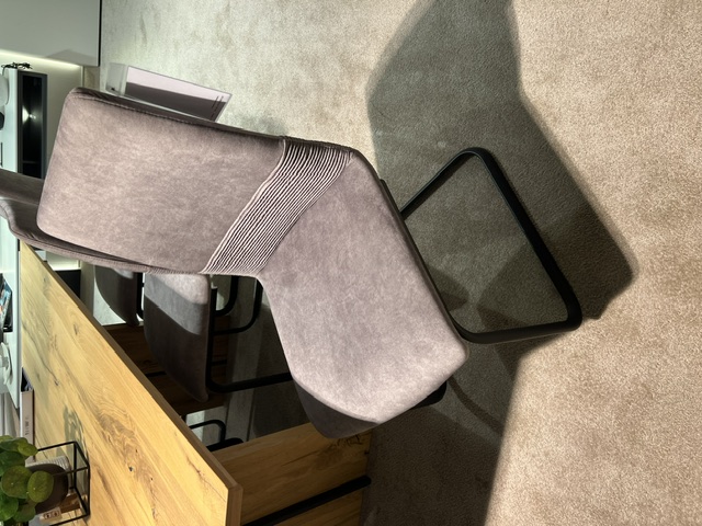 Esszimmerstuhl in Grau mit schwarzem Metallgestell, Teil der Interliving Essgruppe 5604 aus Eiche Rustico hell geölt.