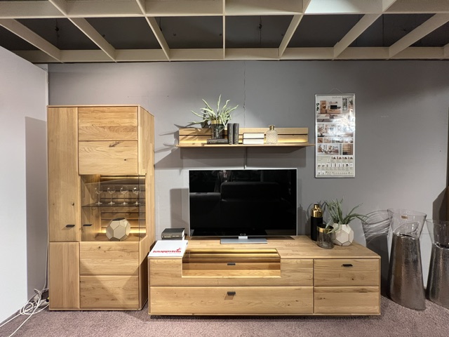 Wohnwand Girona aus Balkeneiche mit TV-Element, Vitrine und Regalelement, ohne Dekoration.