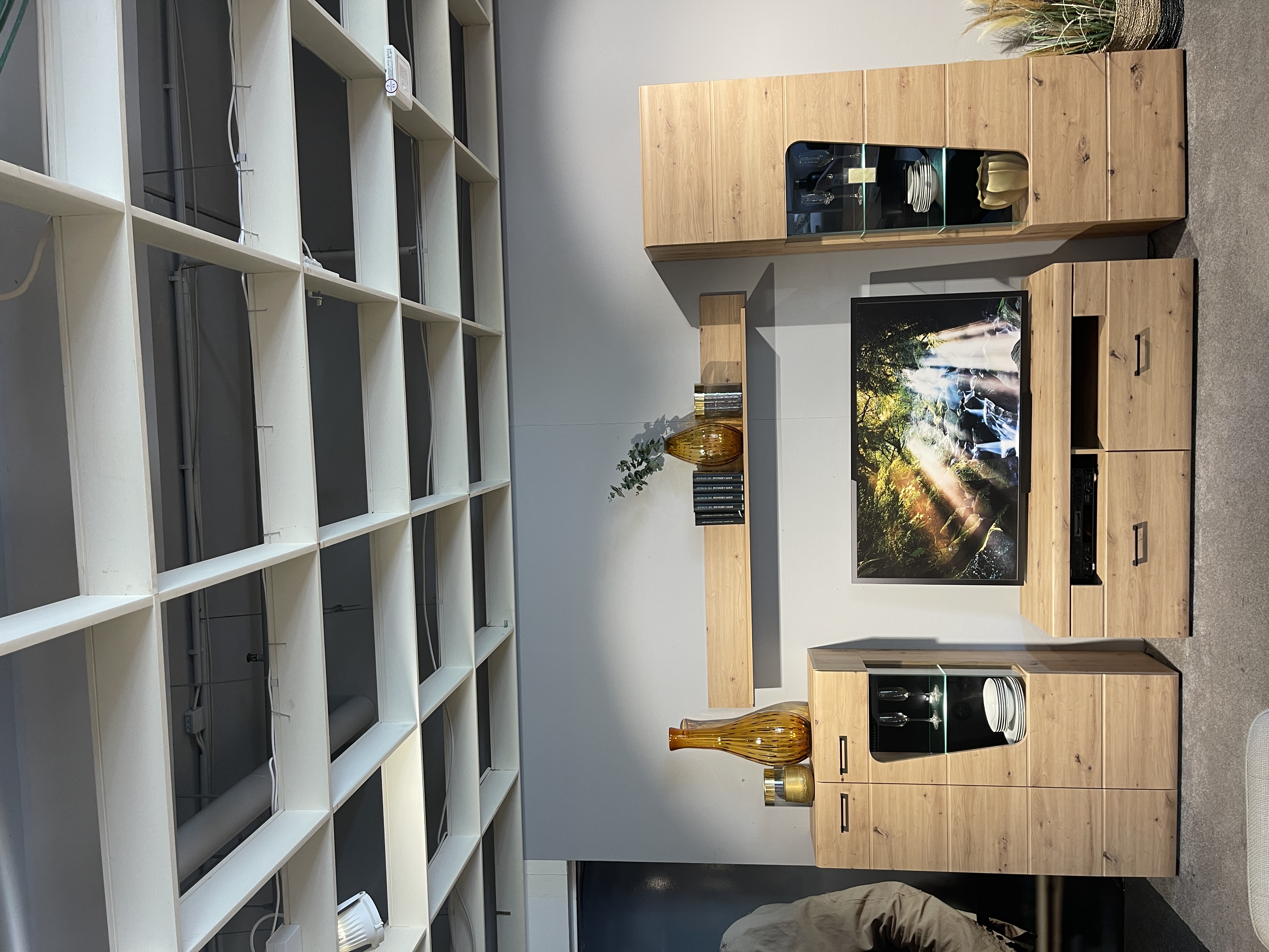 Innostyle Wohnwand Funny Plus in Eiche Artisan Dekor mit TV-Möbel, Vitrine und Regal.