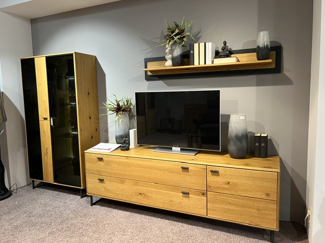 Wohnwand Arezzo aus Wildeiche furniert mit TV-Element, Vitrine und Wandregal. Ausstellungsstück ohne Dekoration.