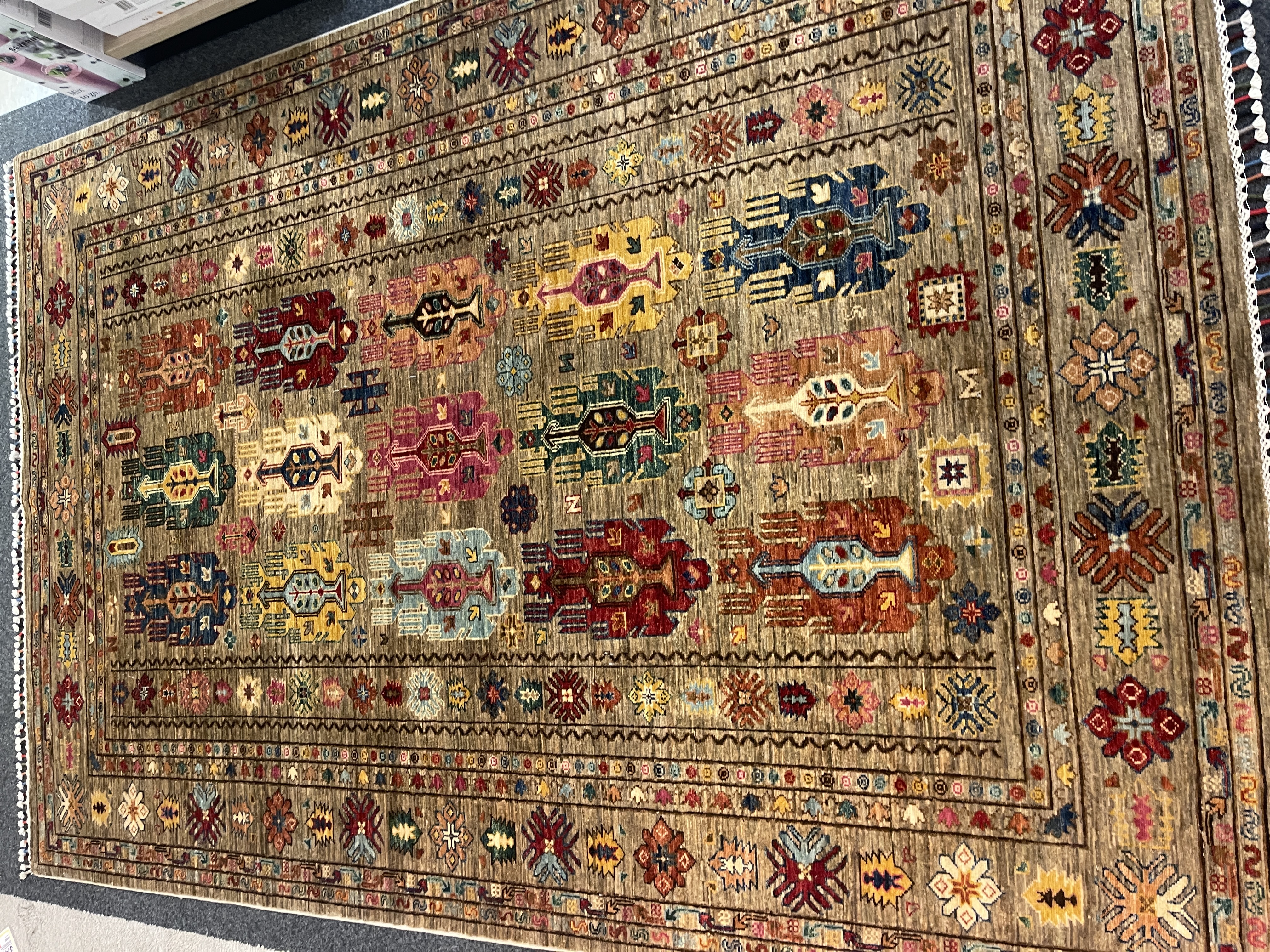 Gila Teppich in Grau mit bunten, geometrischen Mustern, ca. 251x176 cm, Ausstellungsstück.