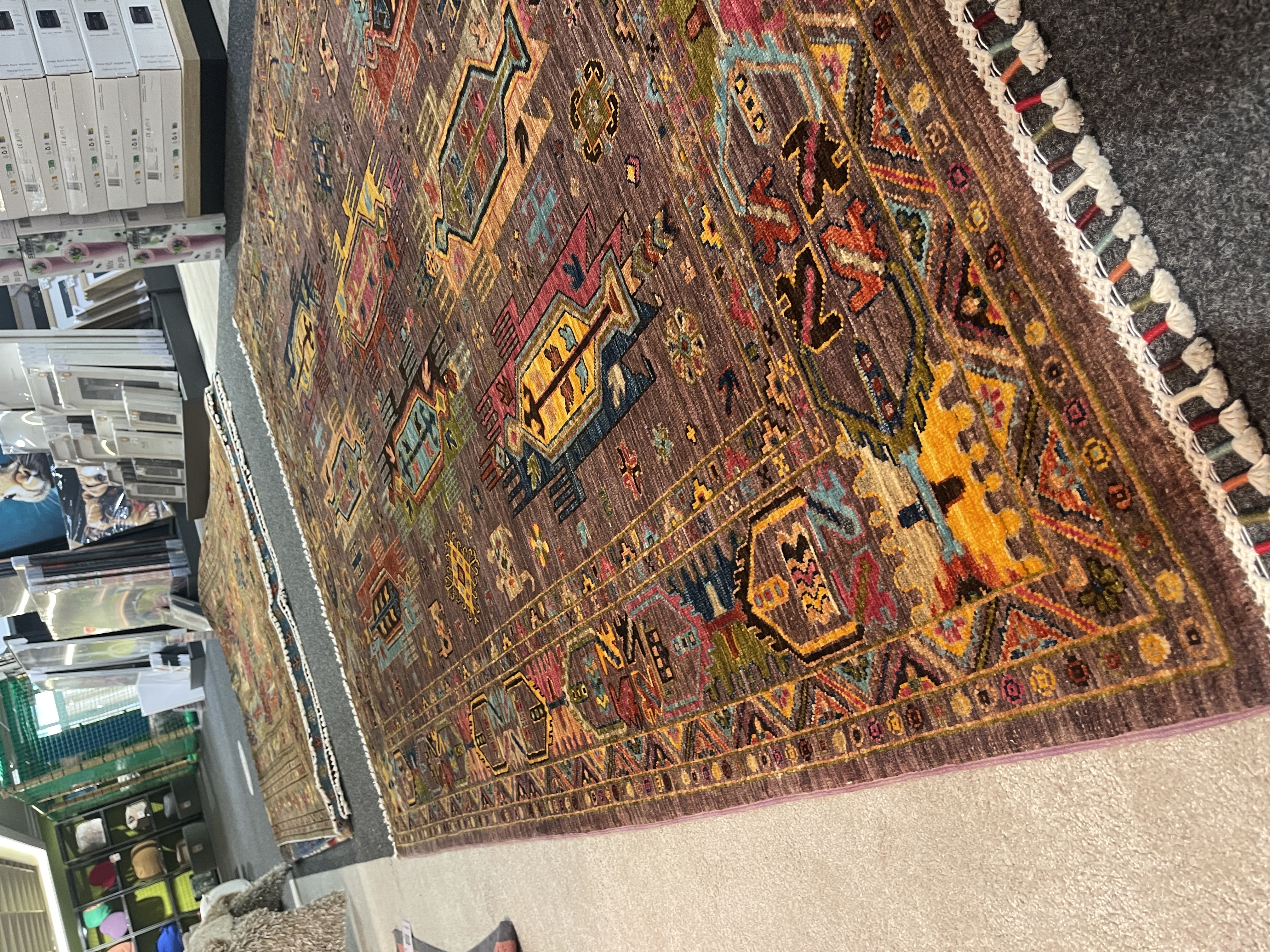 Gila Teppich in Braun mit bunten Mustern, Größe ca. 258x175 cm, Ausstellungsstück ohne Dekoration.
